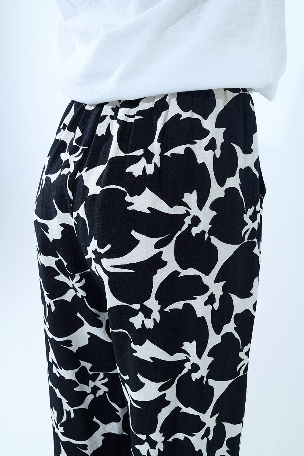 Pantalon droit à imprimé floral hawaïen en noir et blanc