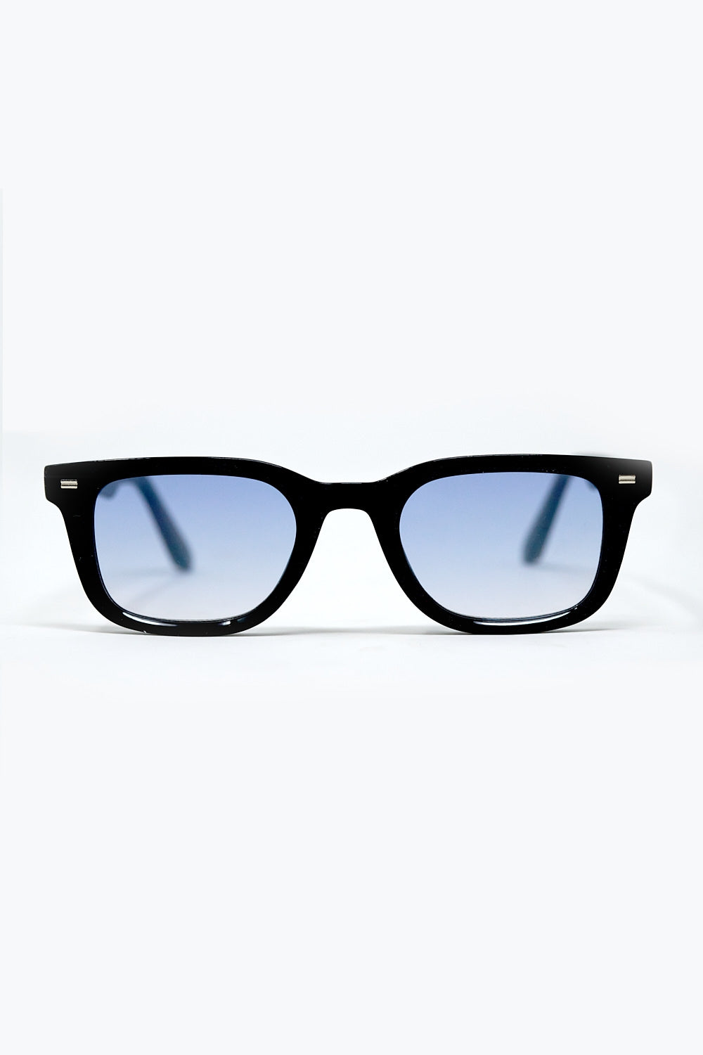 Lunettes de soleil carrées noires avec verres bleus dégradés et détails latéraux en métal