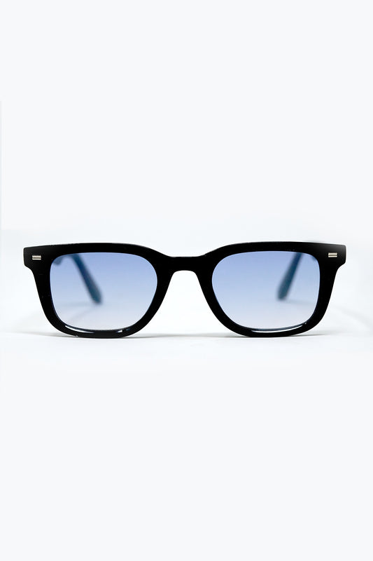 Lunettes de soleil carrées noires avec verres bleus dégradés et détails latéraux en métal