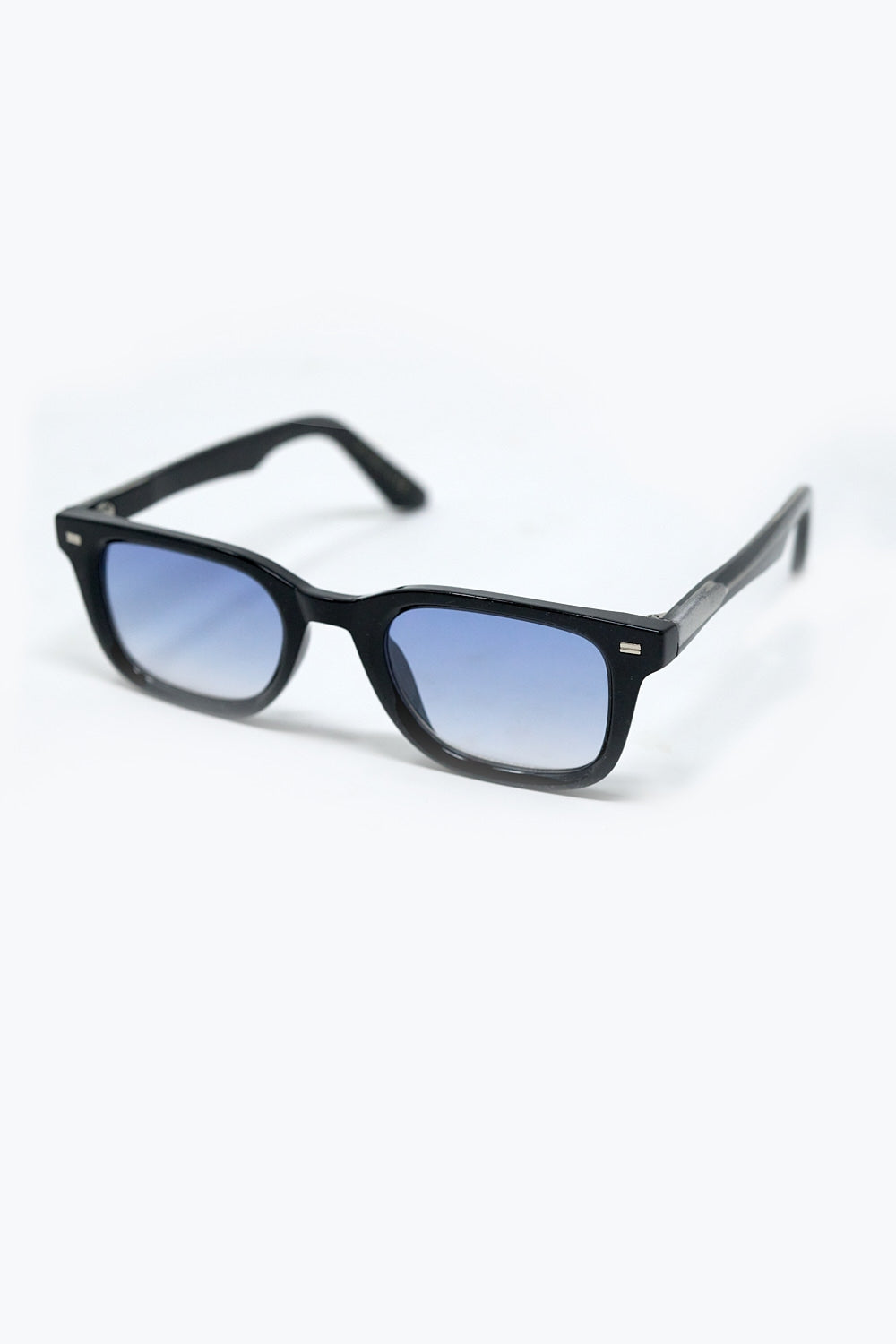 Lunettes de soleil carrées noires avec verres bleus dégradés et détails latéraux en métal