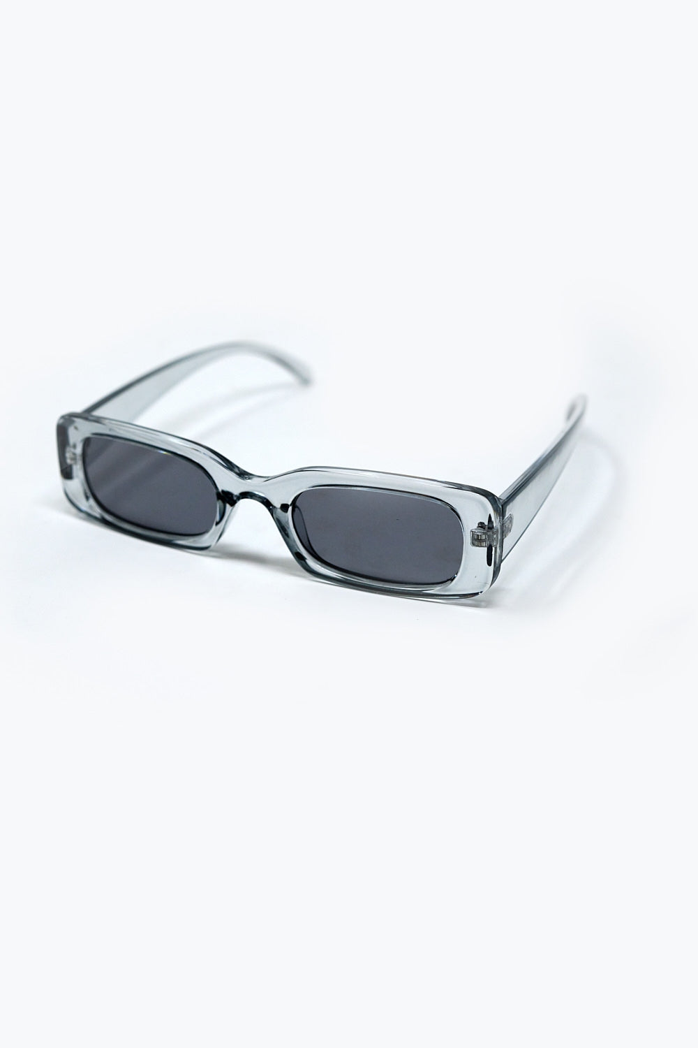 Lunettes de soleil rectangulaires grises transparentes avec verres fumés foncés