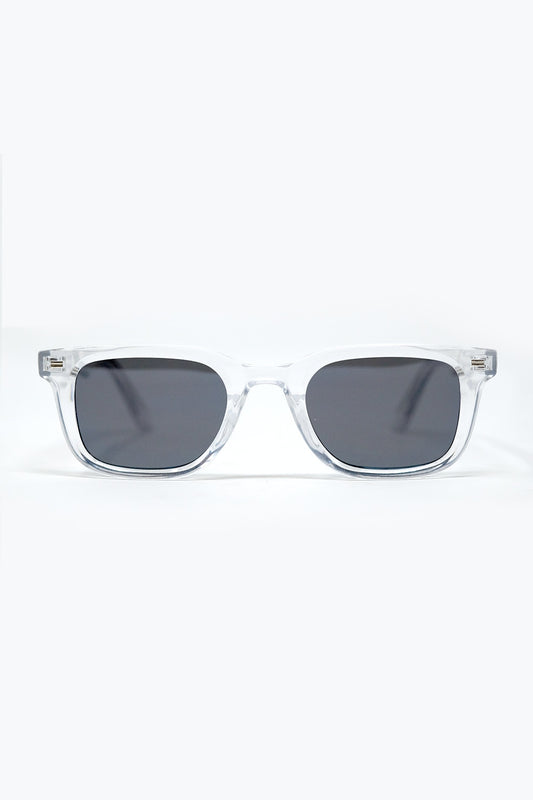 Lunettes de soleil carrées transparentes avec verres noirs dégradés et détails latéraux en métal