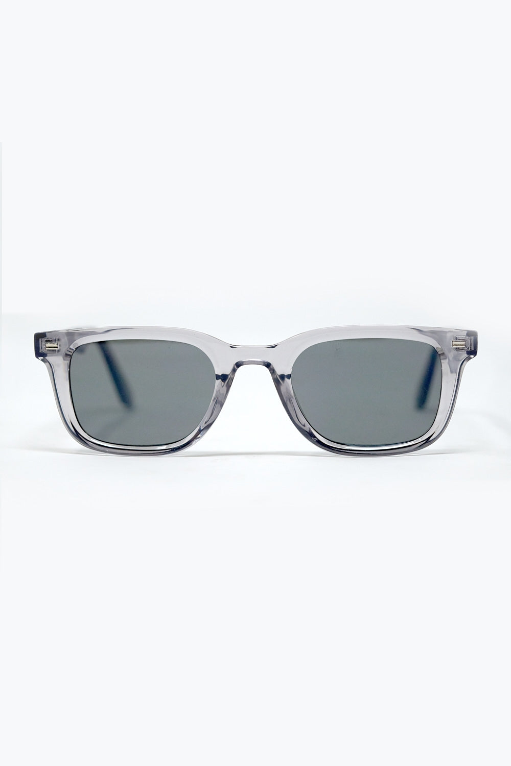 Lunettes de soleil carrées grises avec verres noirs dégradés et détails latéraux en métal