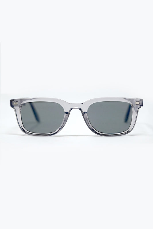 Lunettes de soleil carrées grises avec verres noirs dégradés et détails latéraux en métal