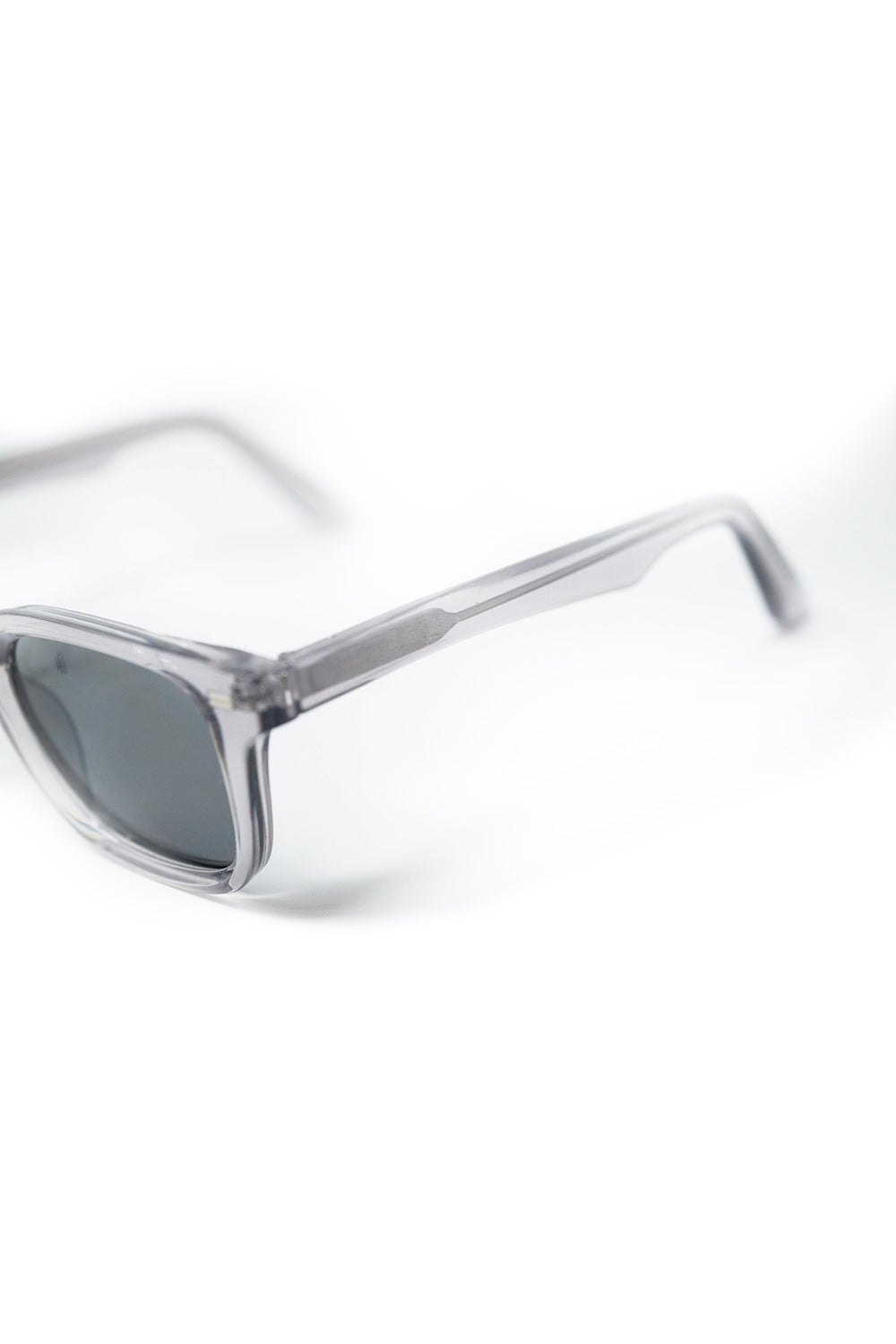 Lunettes de soleil carrées grises avec verres noirs dégradés et détails latéraux en métal