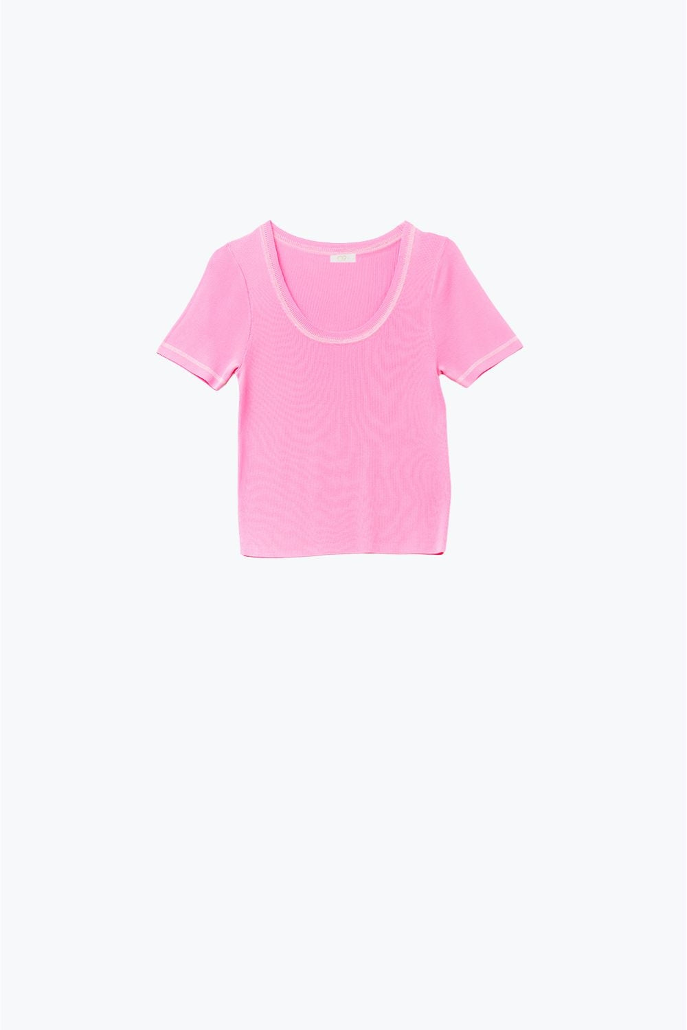 Pull à manches courtes en rose avec couture argentée au niveau du col rond