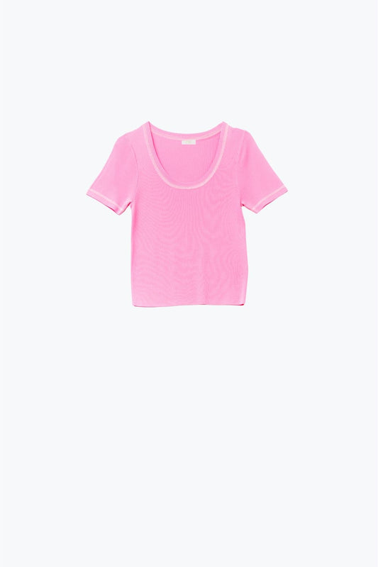 Pull à manches courtes en rose avec couture argentée au niveau du col rond