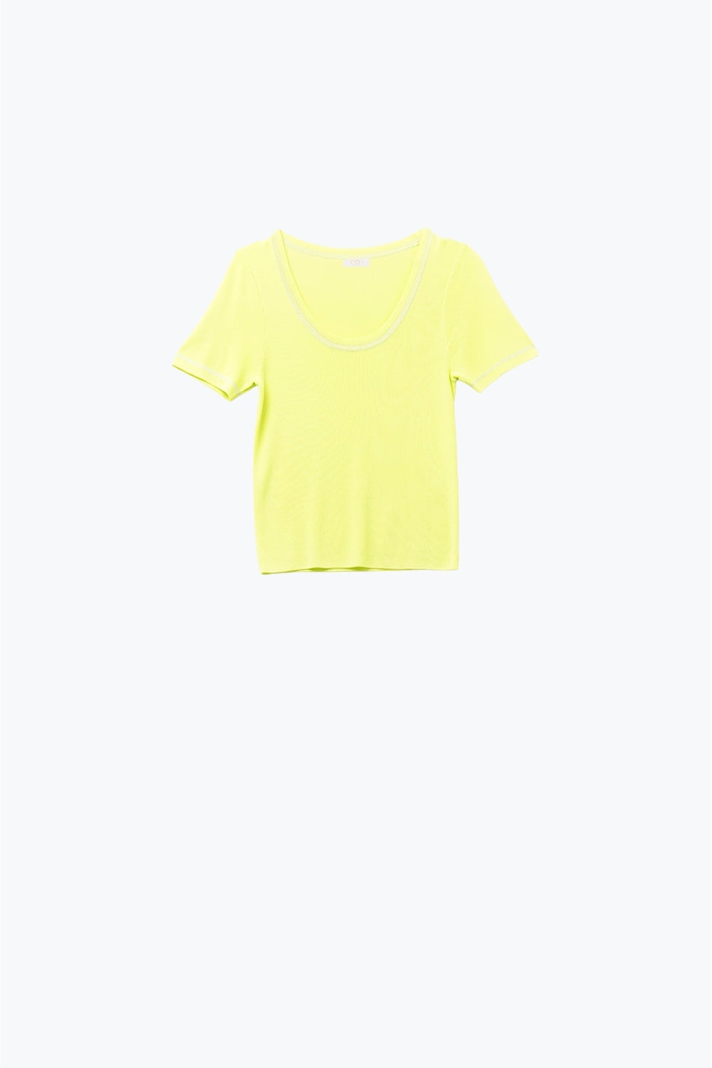 Pull à manches courtes en jaune avec couture argentée au niveau du col rond