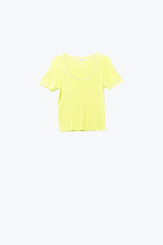 Pull à manches courtes en jaune avec couture argentée au niveau du col rond