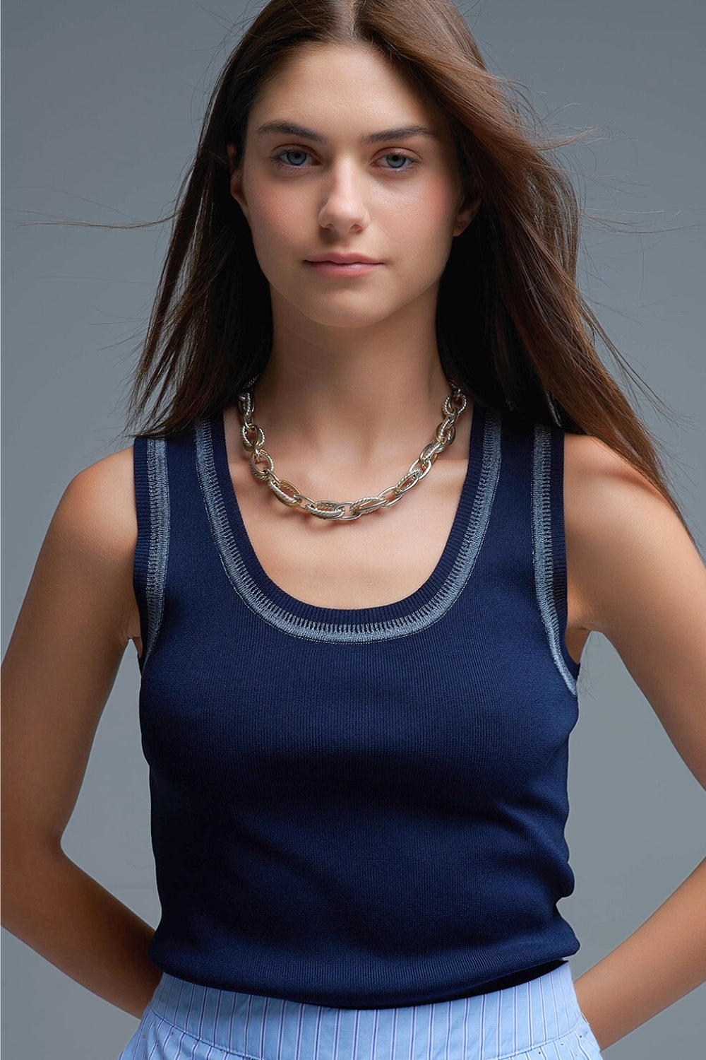 Top en tricot sans manches à bordures métalliques bleu marine