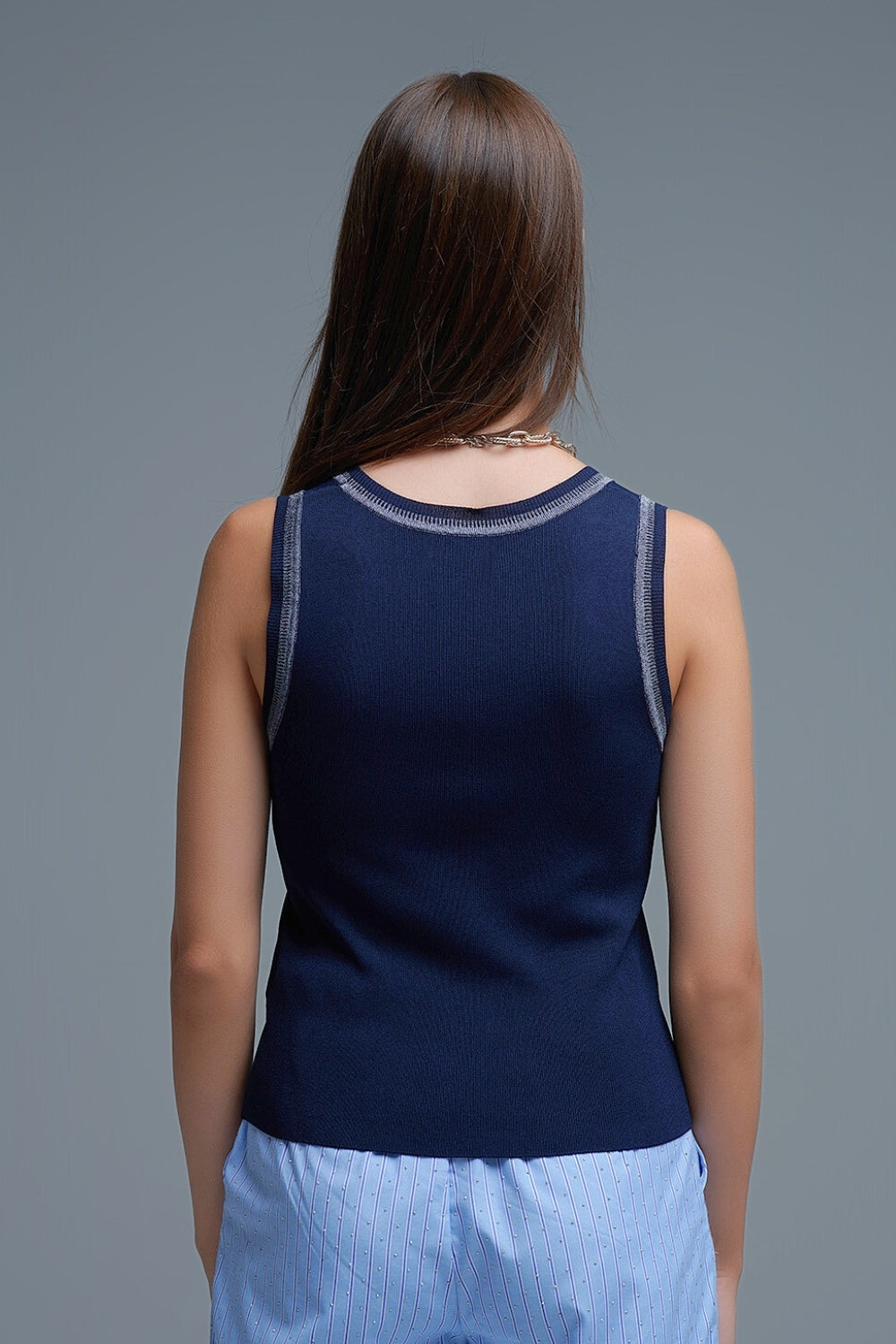Top en tricot sans manches à bordures métalliques bleu marine