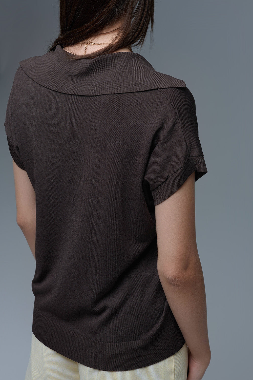 Top à manches courtes de type polo en tricot fin marron