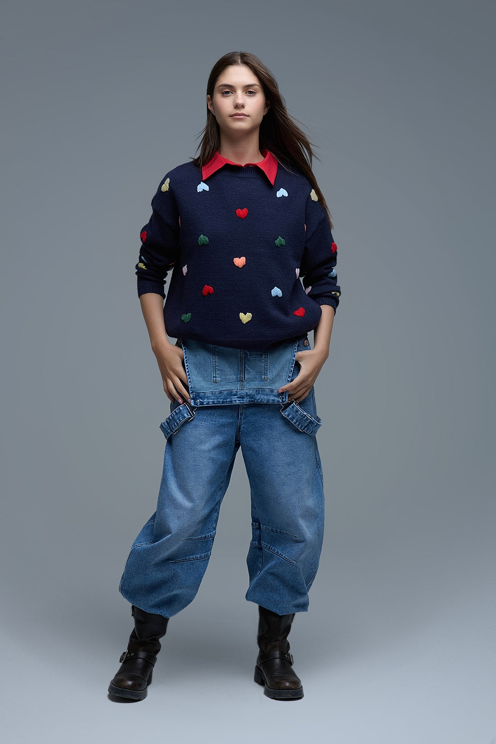 Navy Crew neck Sweater With Multicolor Embroidered Hearts (Pull ras du cou bleu marine avec cœurs brodés multicolores)