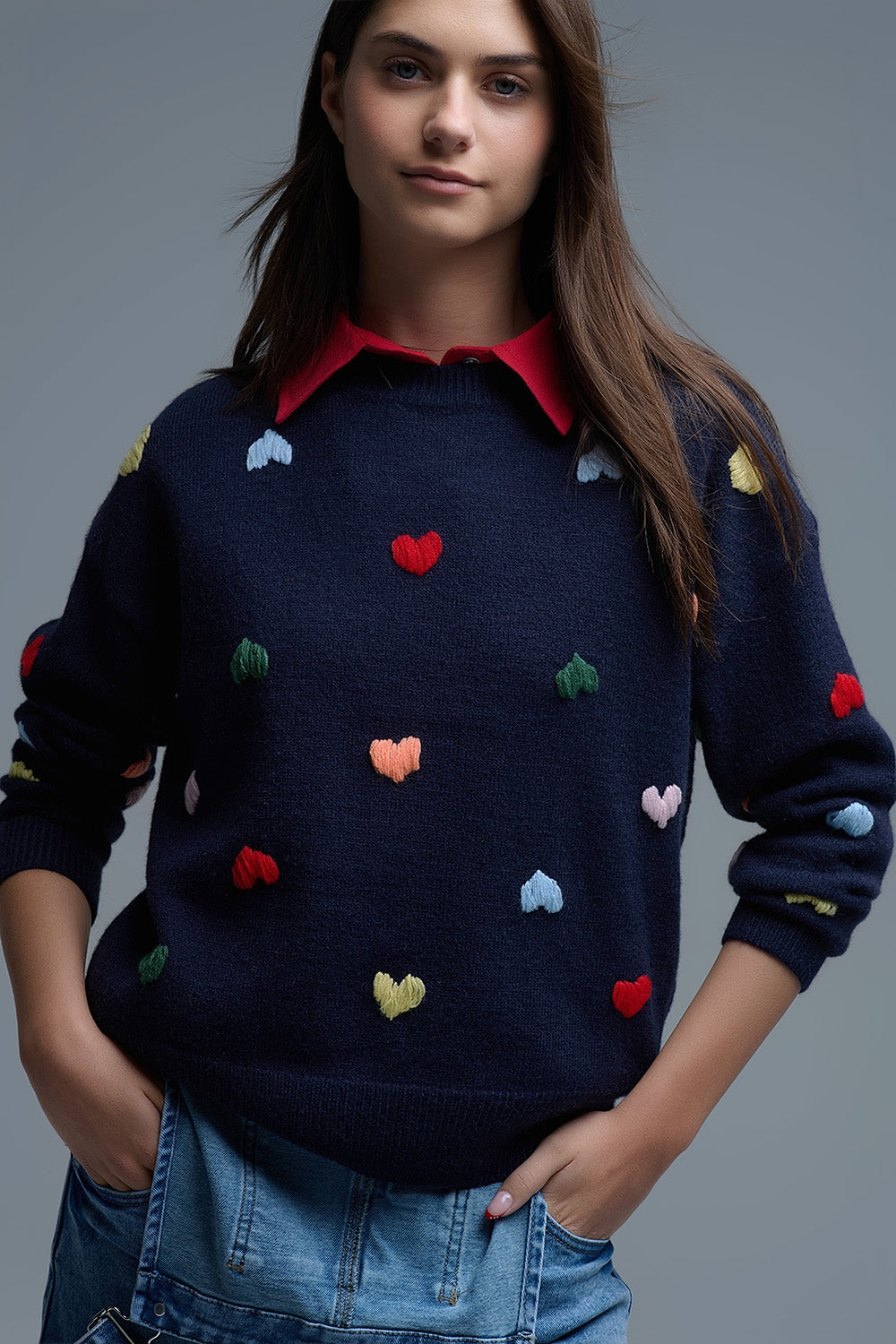 Navy Crew neck Sweater With Multicolor Embroidered Hearts (Pull ras du cou bleu marine avec cœurs brodés multicolores)