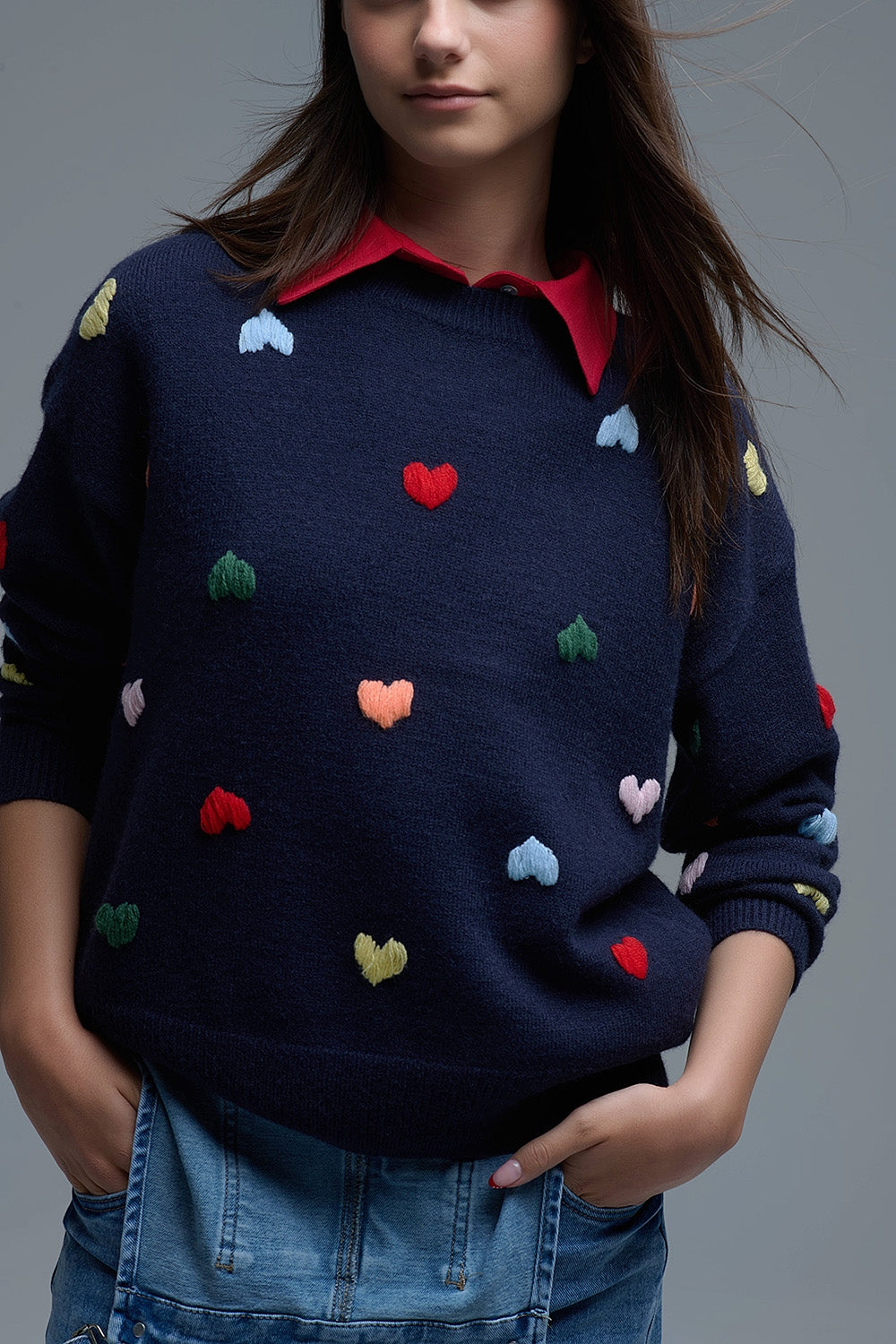 Navy Crew neck Sweater With Multicolor Embroidered Hearts (Pull ras du cou bleu marine avec cœurs brodés multicolores)