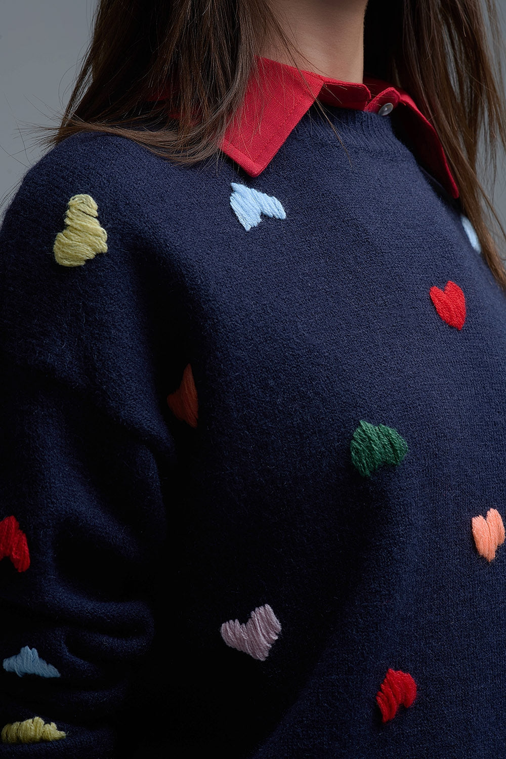Navy Crew neck Sweater With Multicolor Embroidered Hearts (Pull ras du cou bleu marine avec cœurs brodés multicolores)