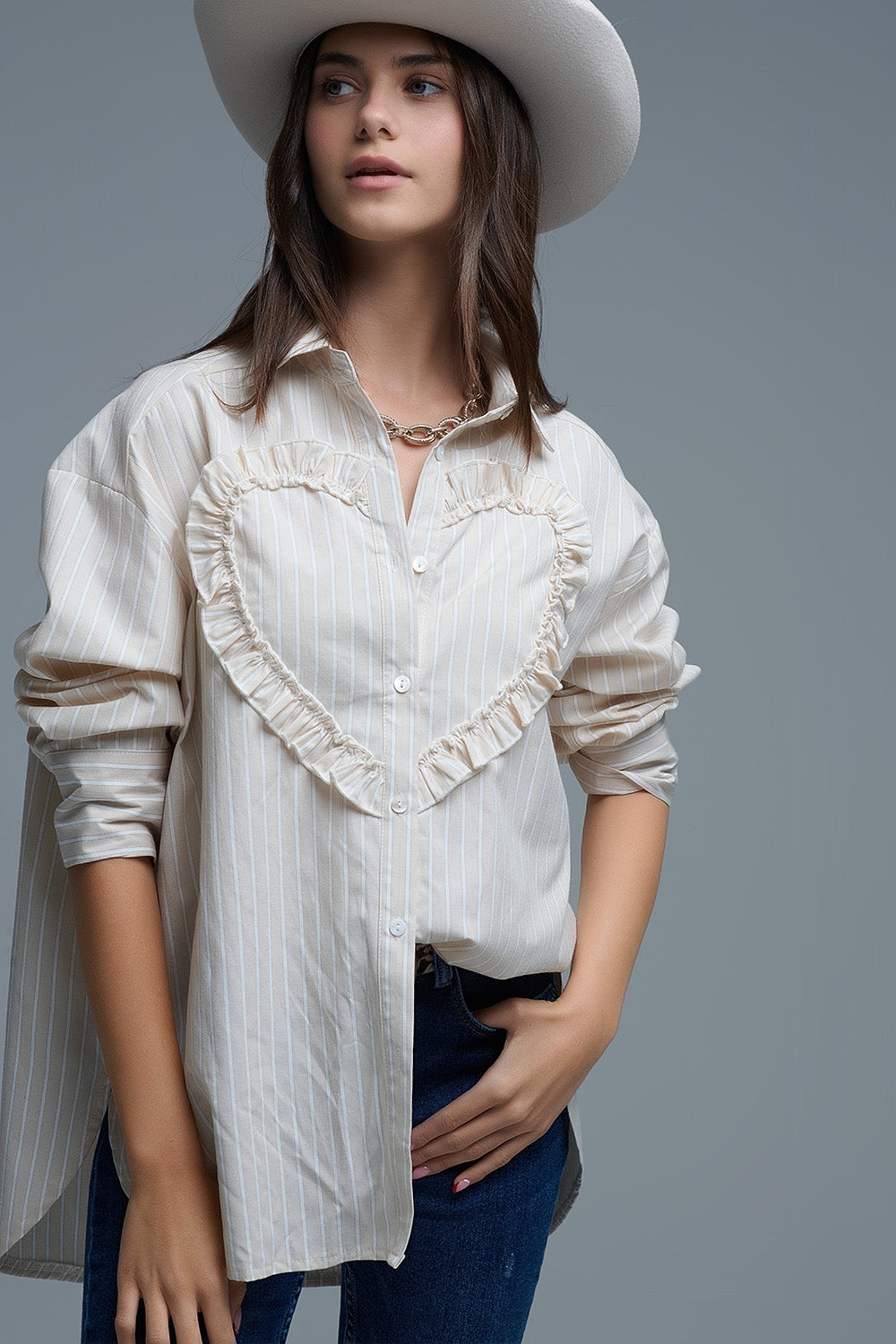 Chemise décontractée beige à rayures et coutures en forme de cœur