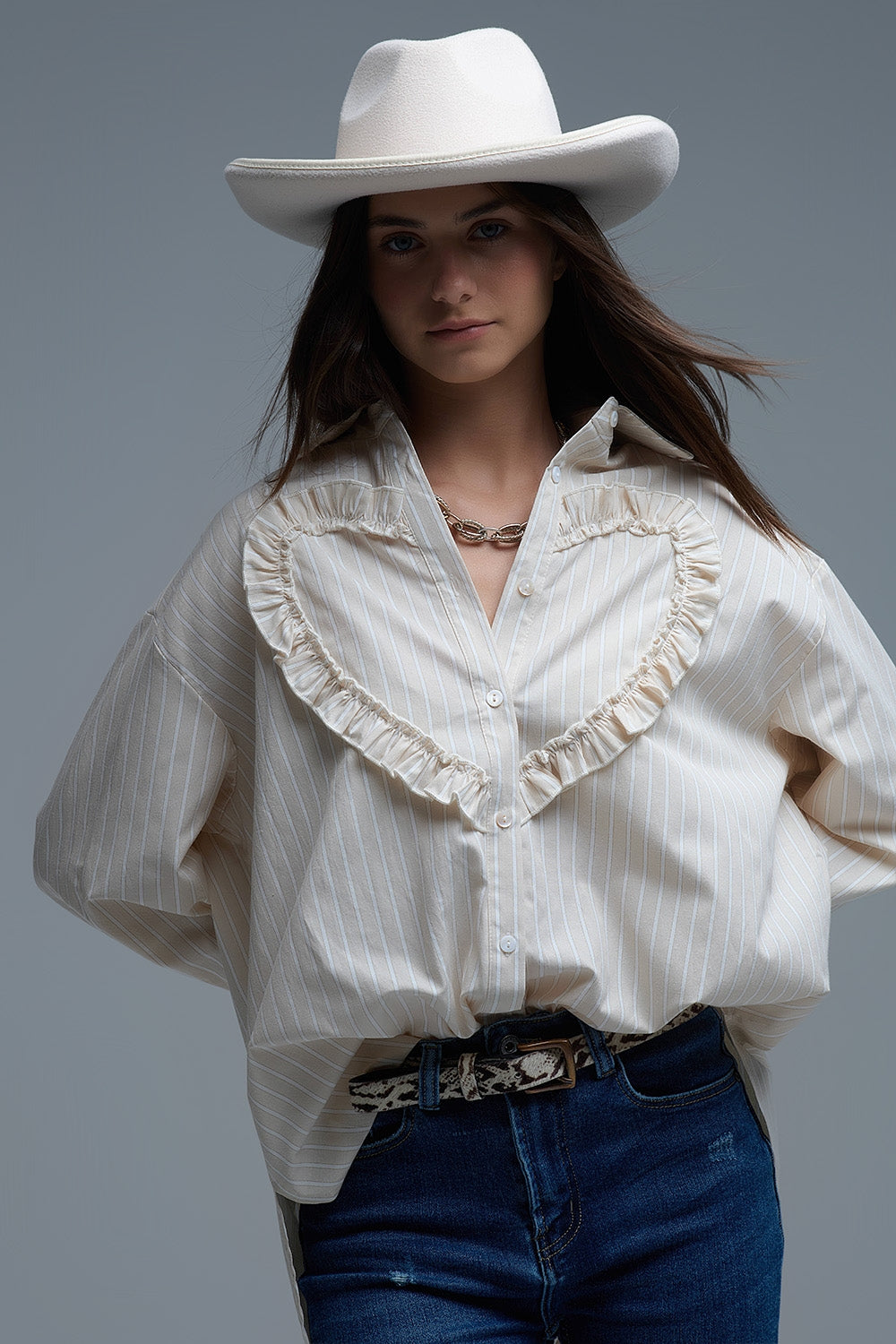 Chemise décontractée beige à rayures et coutures en forme de cœur