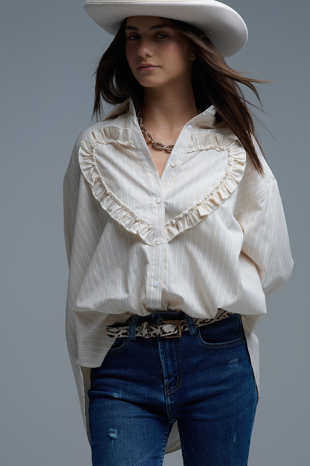 Chemise décontractée beige à rayures et coutures en forme de cœur