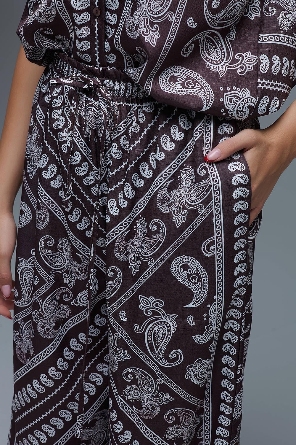 Pantalon décontracté à imprimé cachemire avec cordon de serrage ajustable en marron