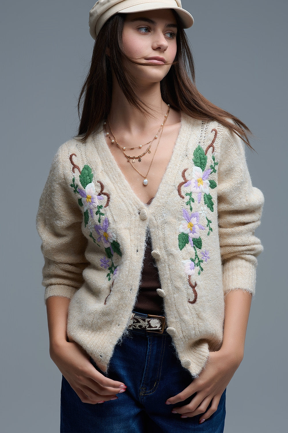 Cardigan beige en maille torsadée avec fleurs brodées