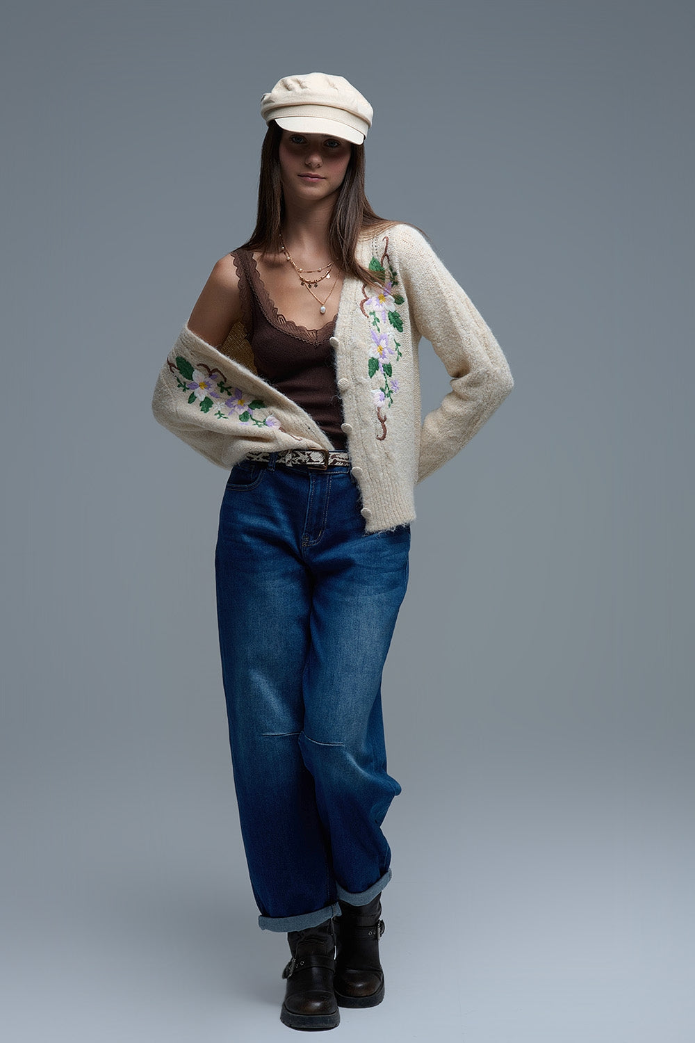 Cardigan beige en maille torsadée avec fleurs brodées