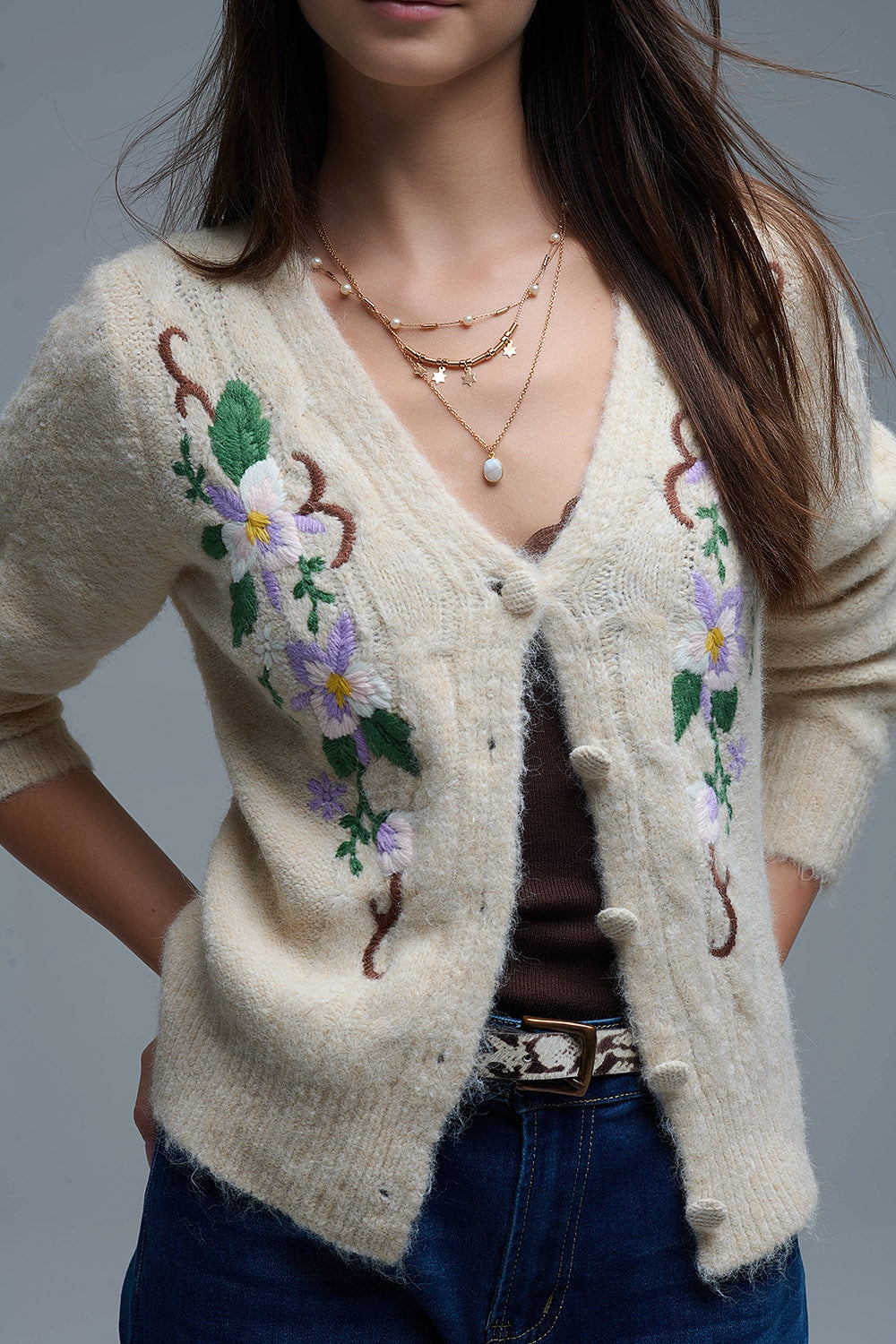 Cardigan beige en maille torsadée avec fleurs brodées