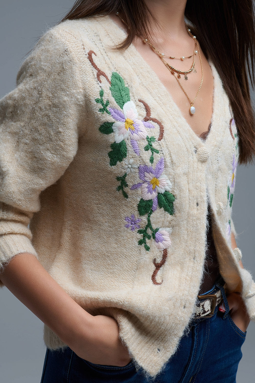 Cardigan beige en maille torsadée avec fleurs brodées