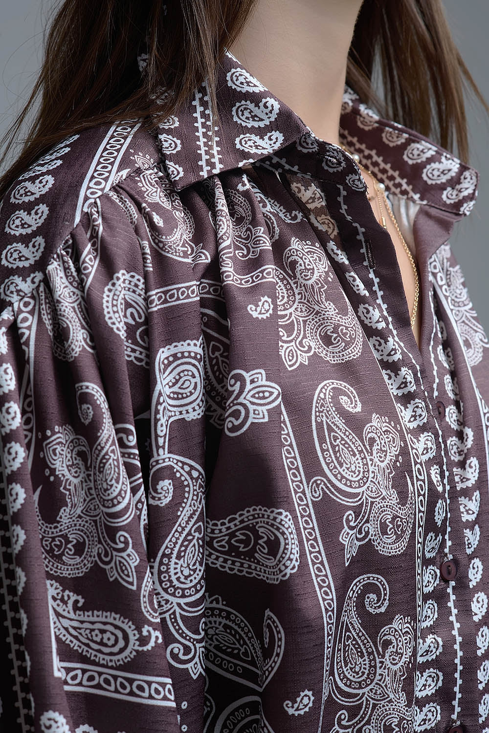 Chemise marron à manches volumineuses et motif cachemire