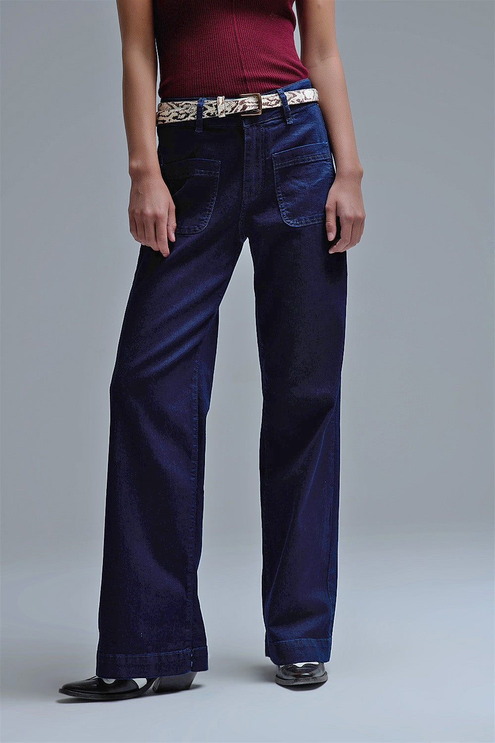 Jean droit marine avec pochettes en bleu profond
