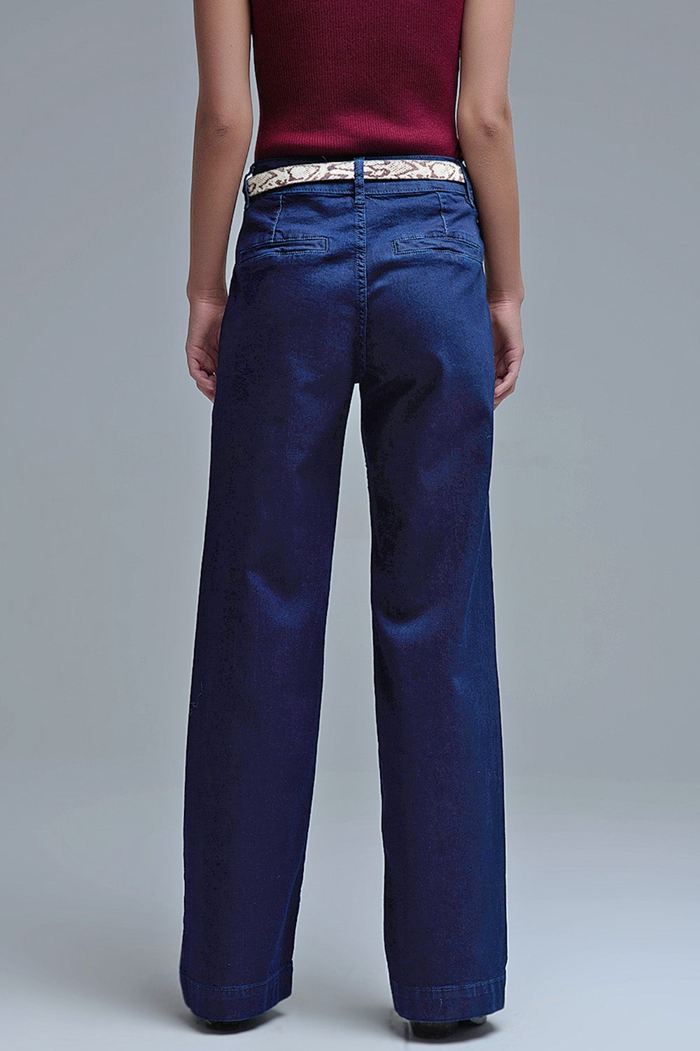 Jean droit marine avec pochettes en bleu profond