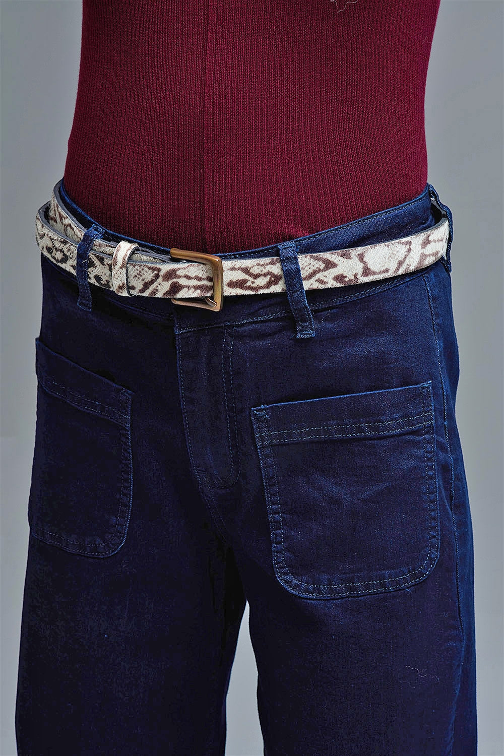 Jean droit marine avec pochettes en bleu profond