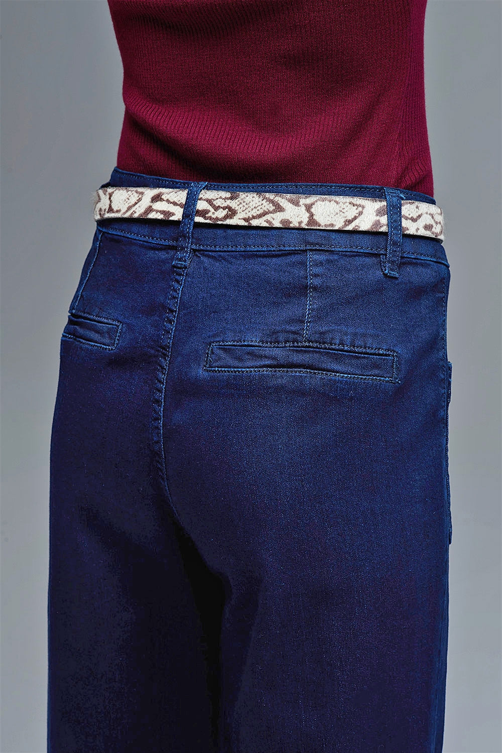 Jean droit marine avec pochettes en bleu profond