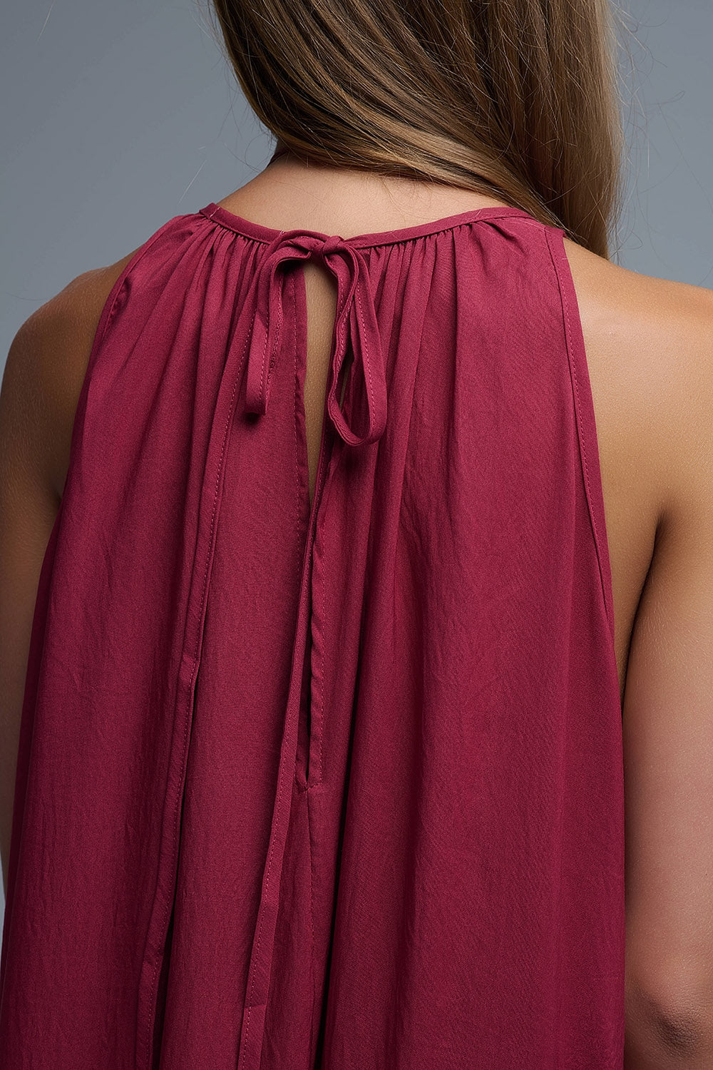Burgundy Halter Neck Maxi Dress With Seam Detailing (Robe longue dos nu avec coutures)