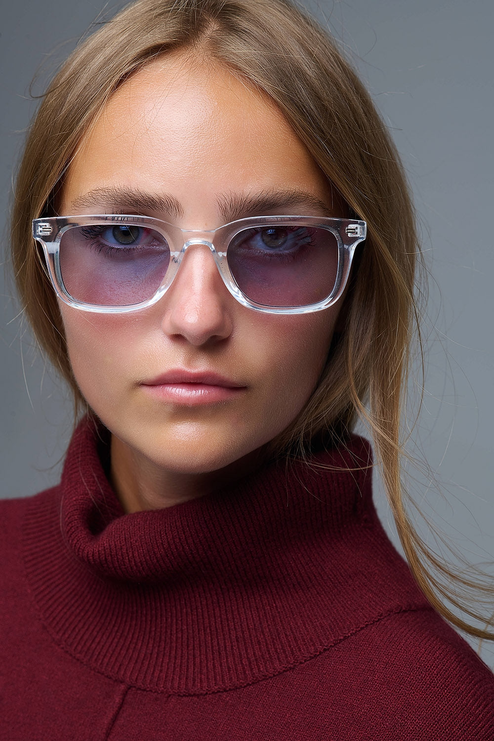 Lunettes de soleil carrées transparentes avec verres dégradés bleus et détails latéraux en métal
