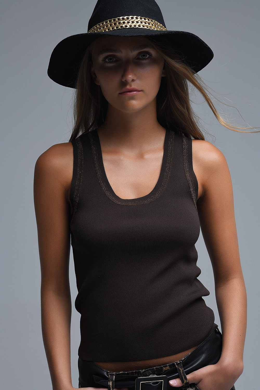 Top sans manches en tricot marron avec bordures métalliques