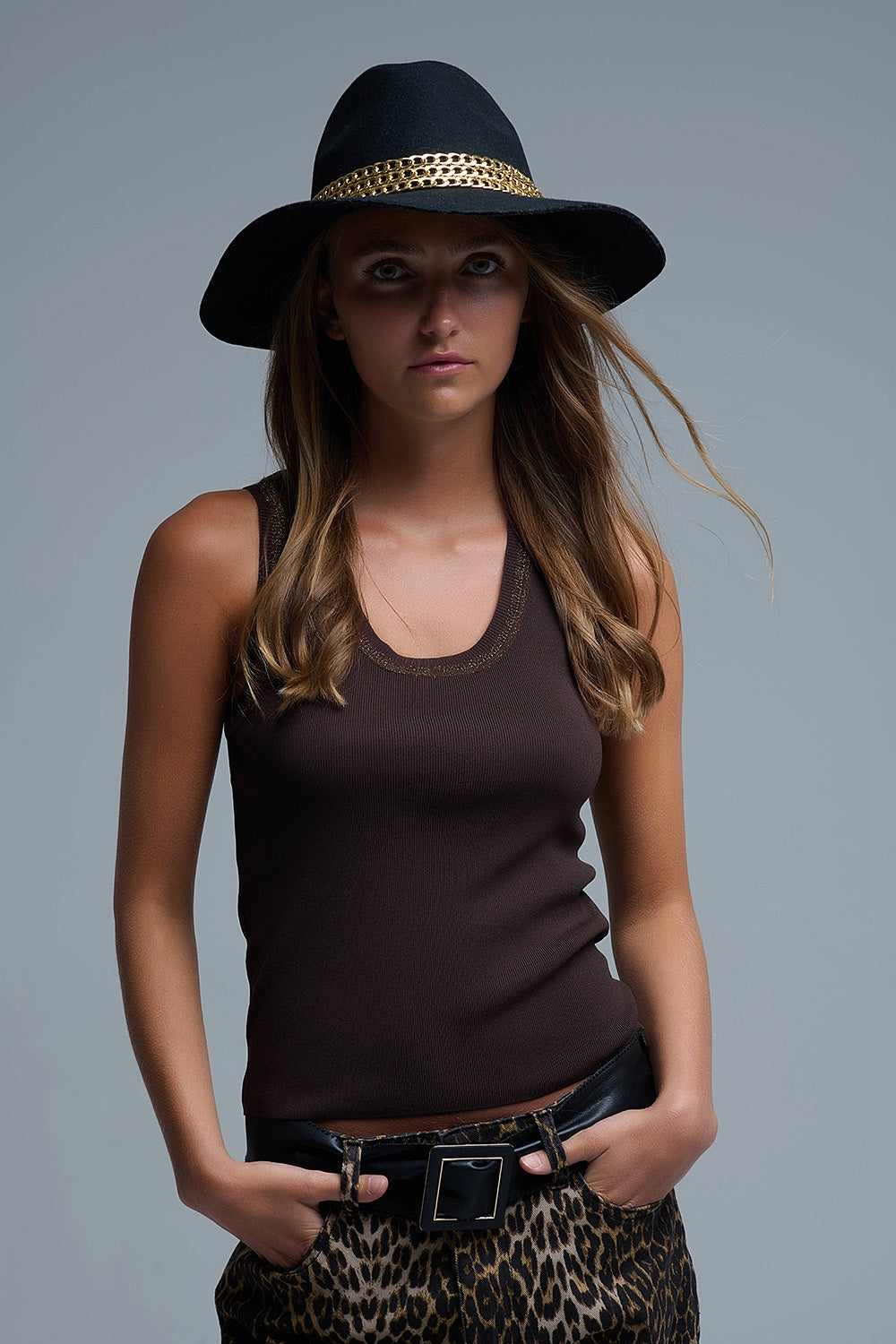 Top sans manches en tricot marron avec bordures métalliques