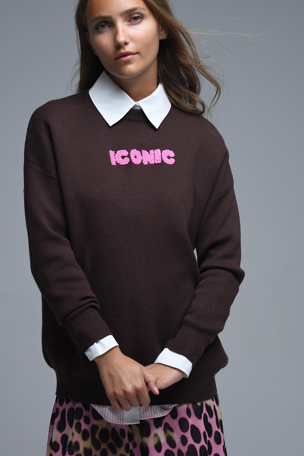 Pull ICONIC brodé avec imprimé Global Tour dans le dos