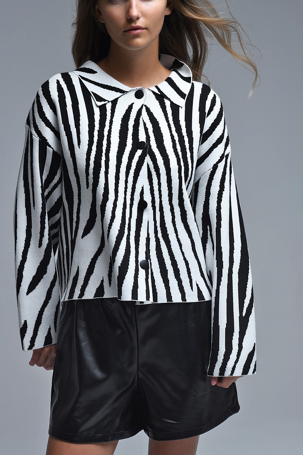 Cardigan à col polo imprimé zèbre noir et blanc