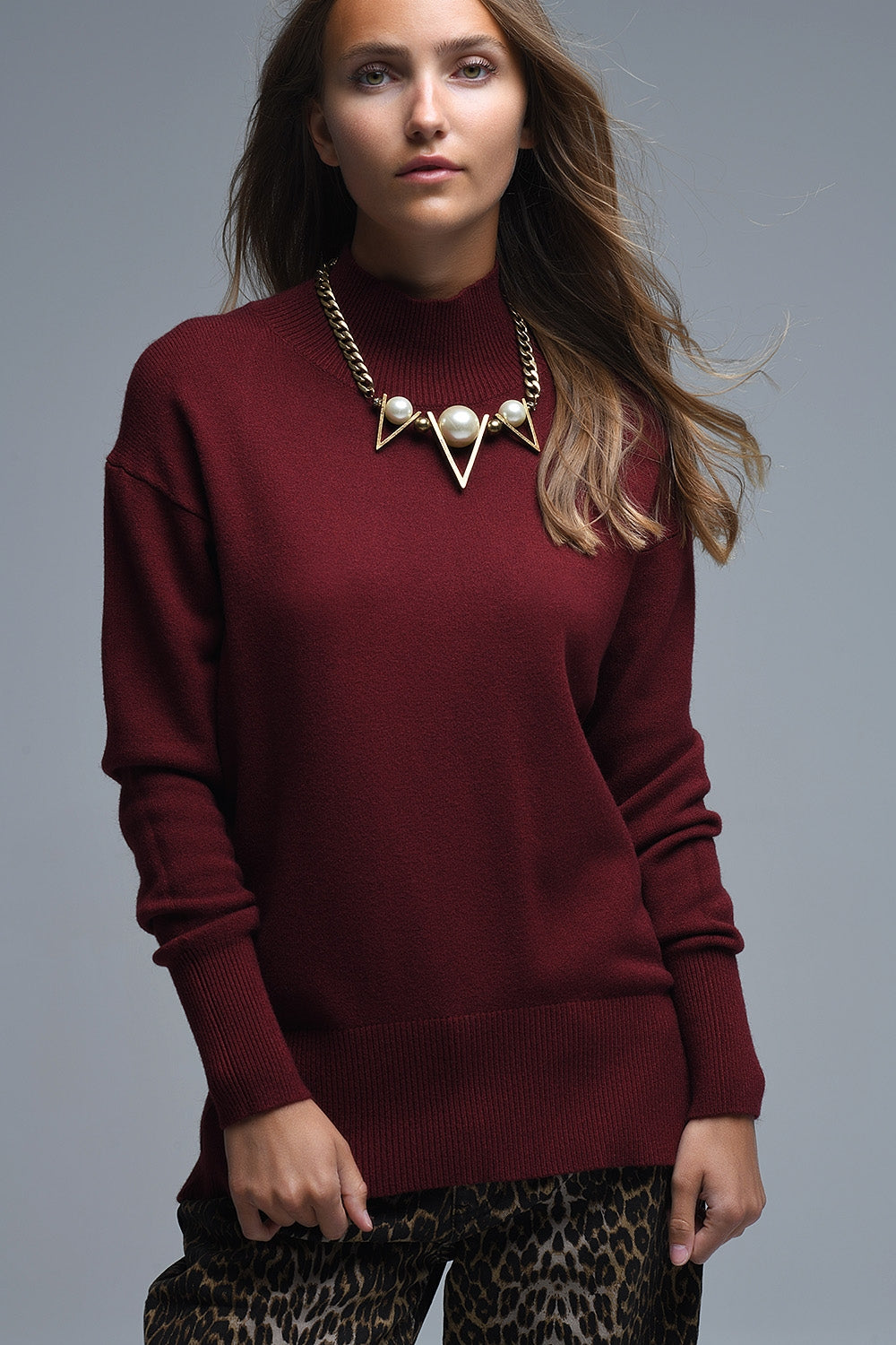 Pull ample bordeaux à dos ouvert
