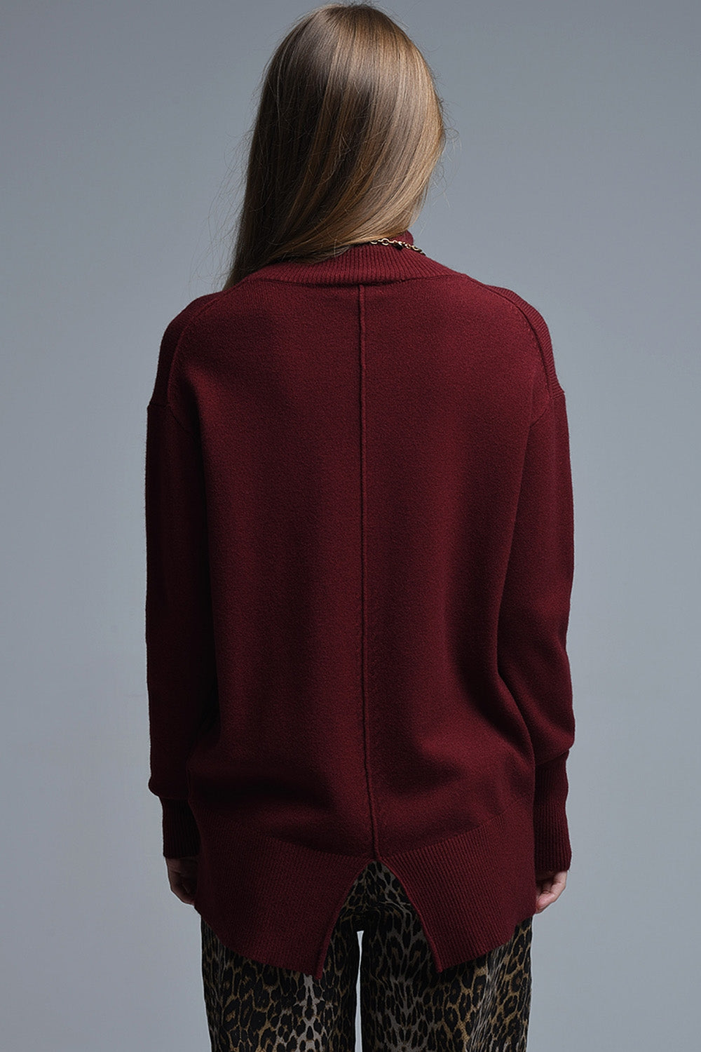 Pull ample bordeaux à dos ouvert