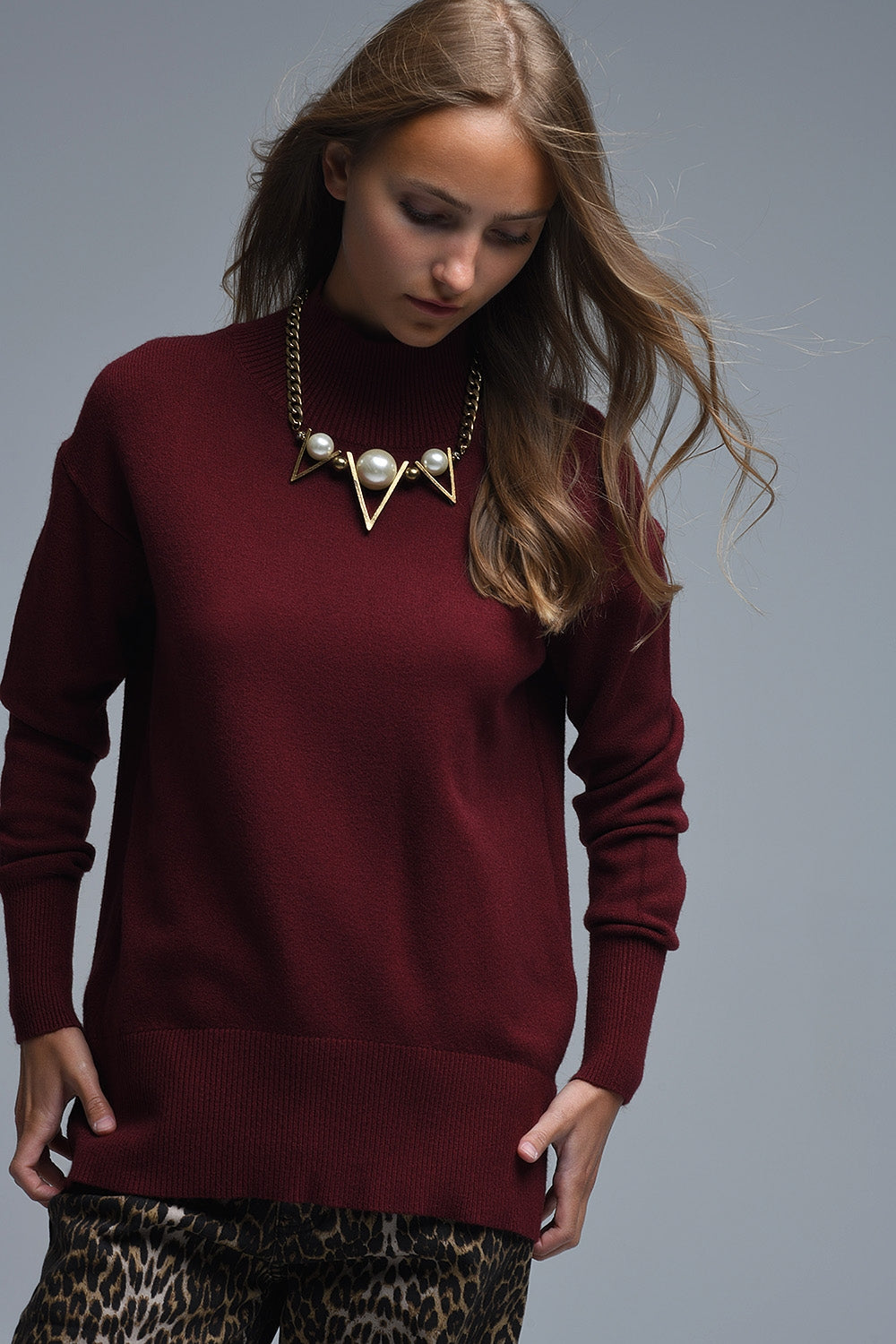 Pull ample bordeaux à dos ouvert