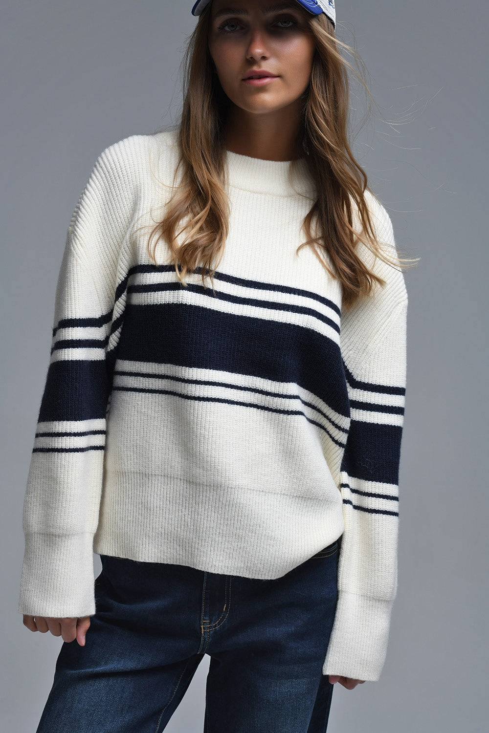Pull crème côtelé avec rayures sur la poitrine en bleu marine