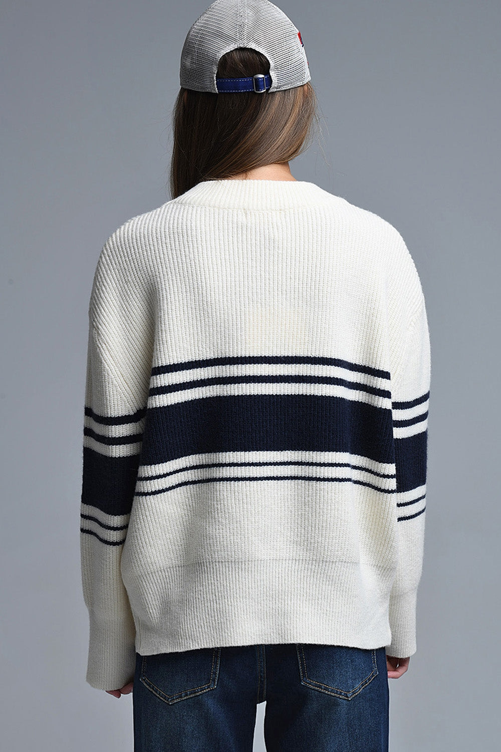 Pull crème côtelé avec rayures sur la poitrine en bleu marine