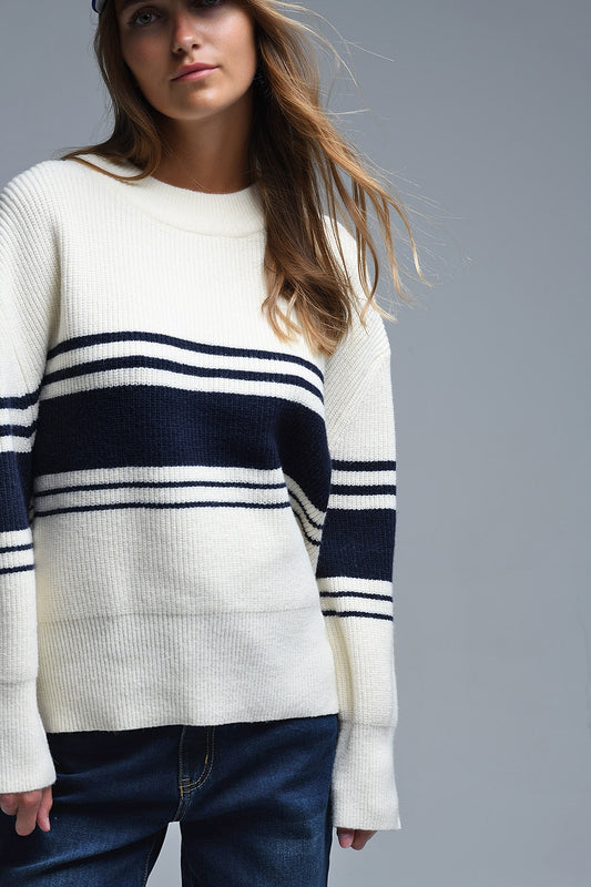 Pull crème côtelé avec rayures sur la poitrine en bleu marine