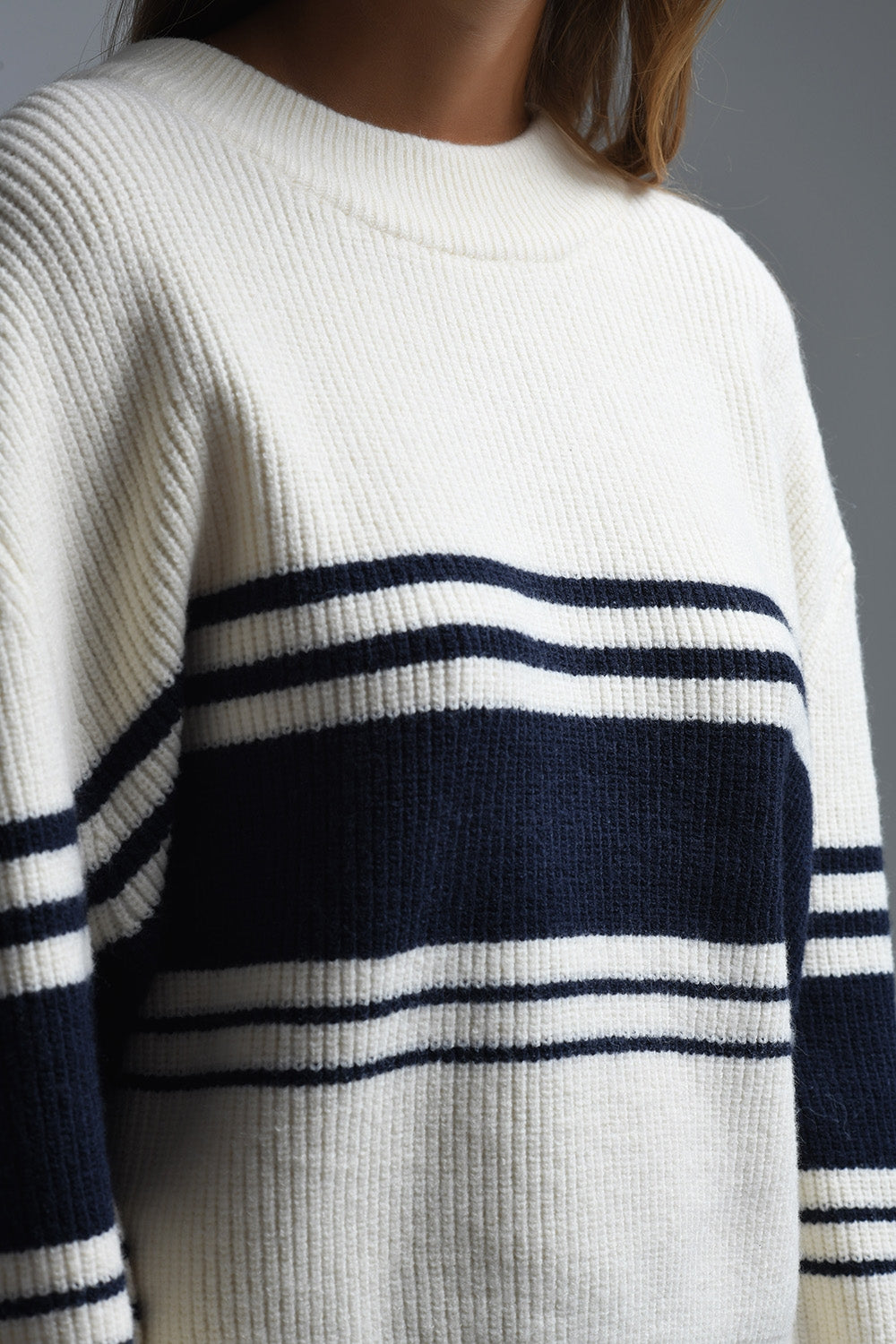 Pull crème côtelé avec rayures sur la poitrine en bleu marine