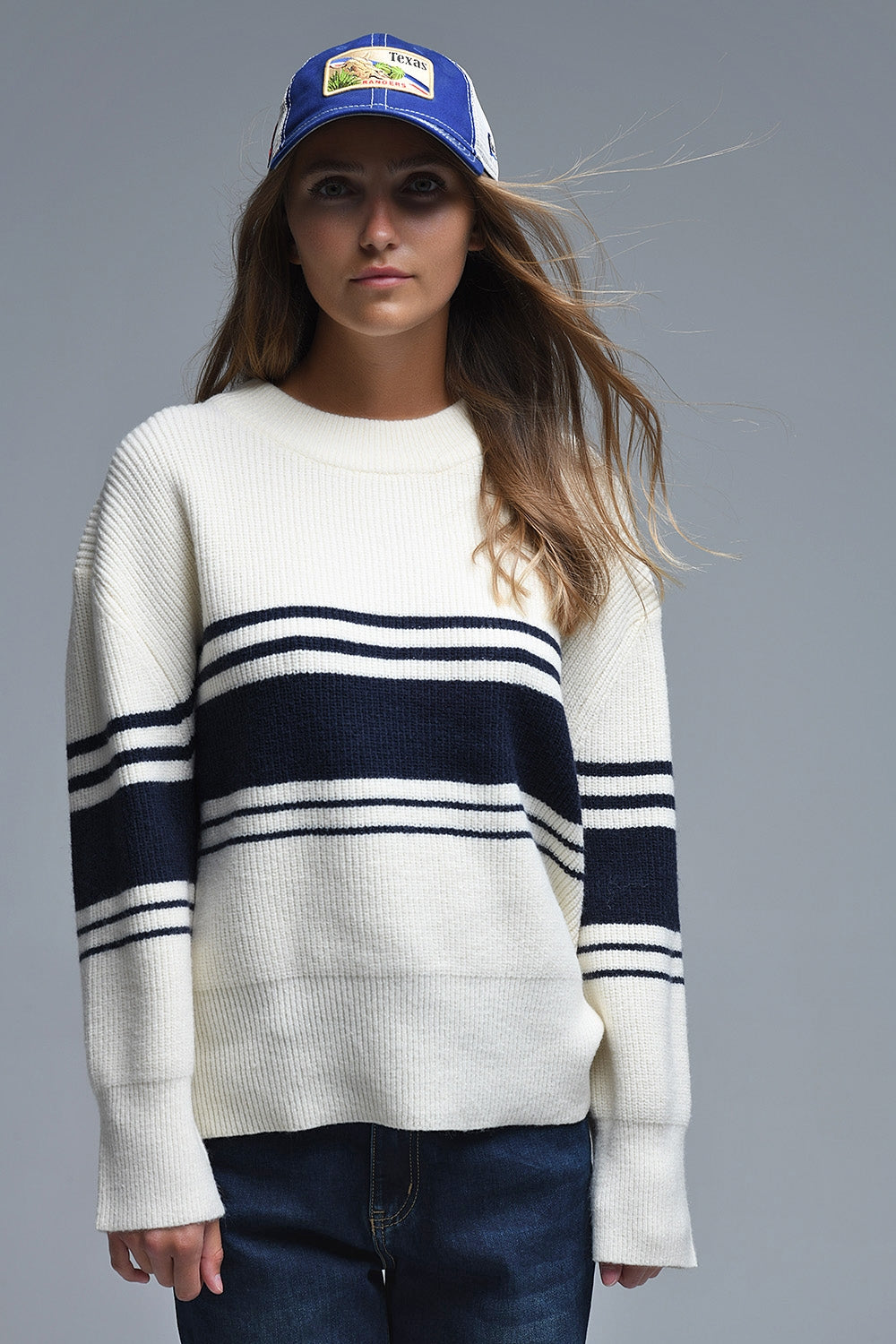 Pull crème côtelé avec rayures sur la poitrine en bleu marine