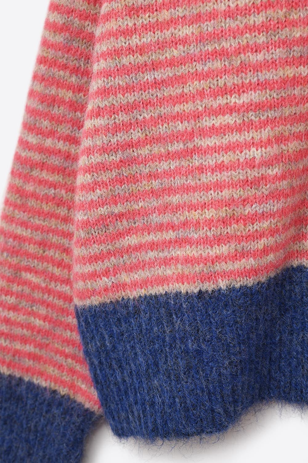 Pull en tricot rayé fuchsia avec détails bleus