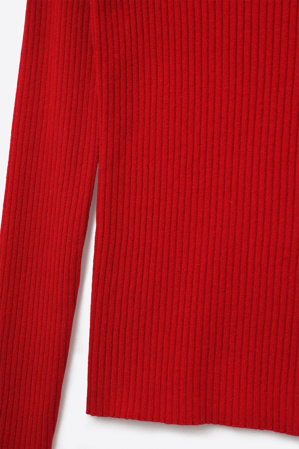 Pull roulé à col de tortue et côtes en rouge rubis