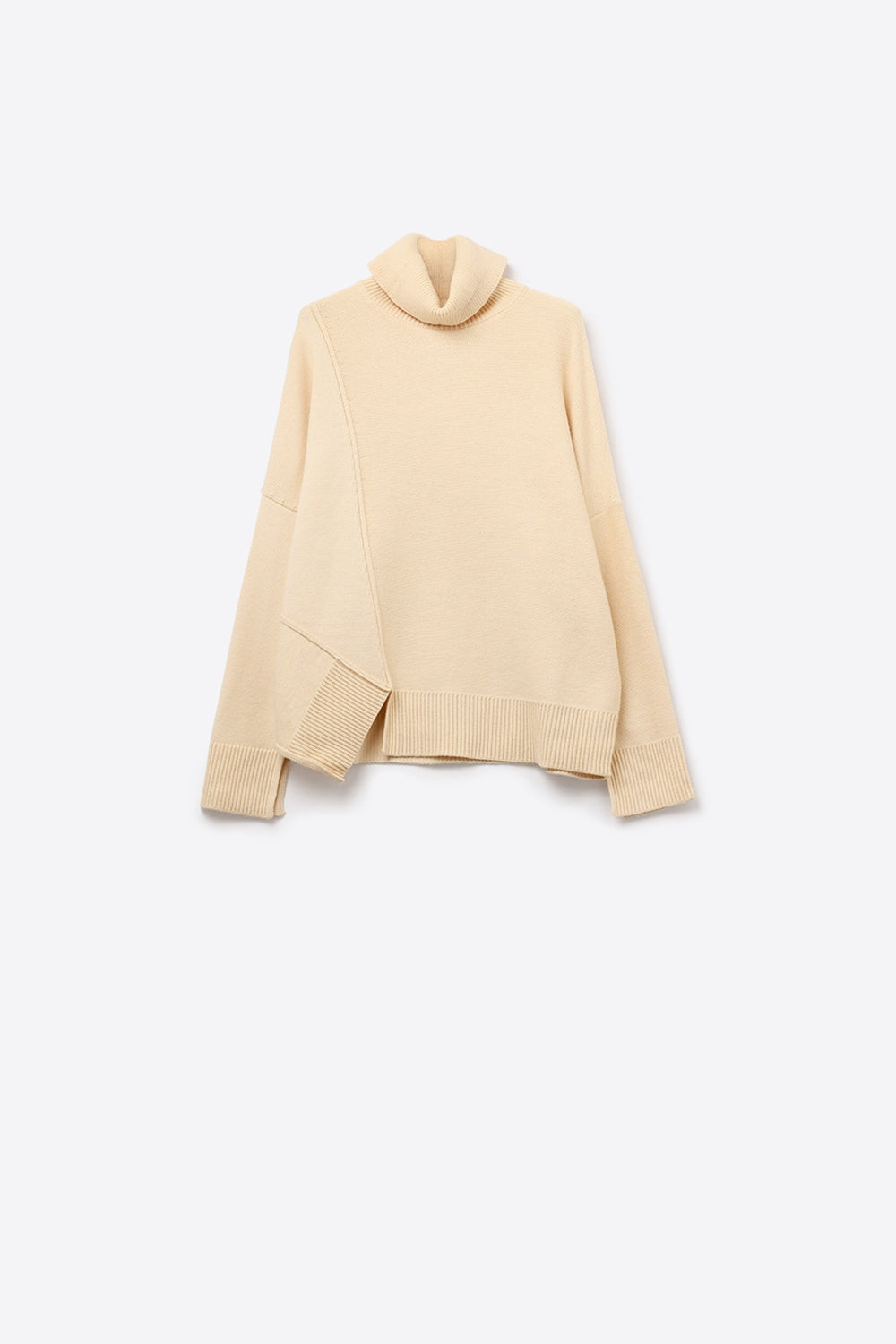 Pull à col roulé asymétrique en tricot doux beige